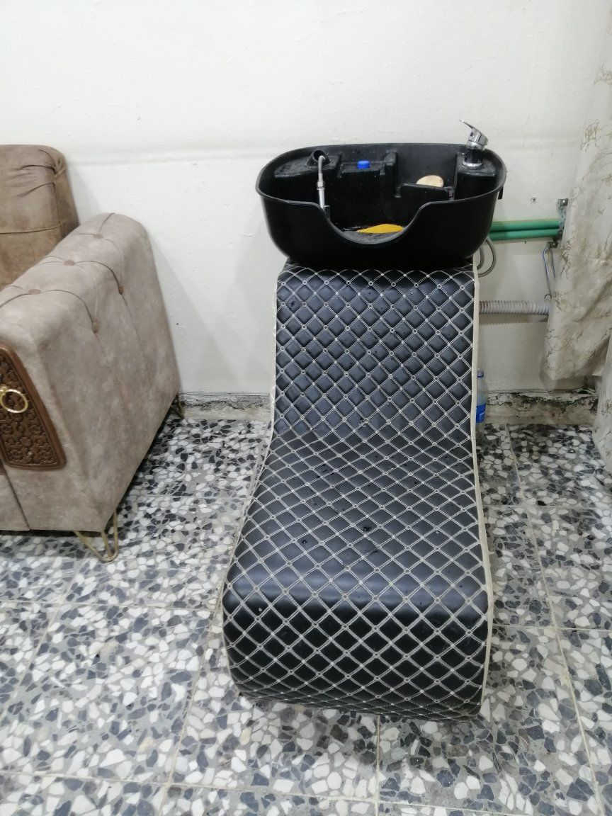 أغراض حلاقه للبيع  صالون كامل كراسي عدد ٢ عربانه عدد١ كرسي غسل عدد ١ فاترينات عدد٣  مرايات خلفيه ٢ ديكور حلاقه  اخو الجديد تفصال كامل يتفصخ يصير ٥ قطع مكاني كربلاء *********** سبب البيع صار عندي ضرف  سعر مناسب للعلم البيع بدون بضاعه
