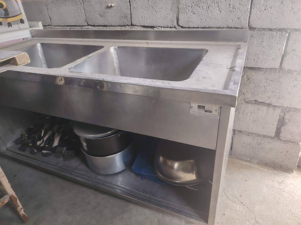 مغسلة ستيل بي حوظين.  شي  اصلي و نضيف لل بيع    سعر بلاش 125 الف فقط.
***********
