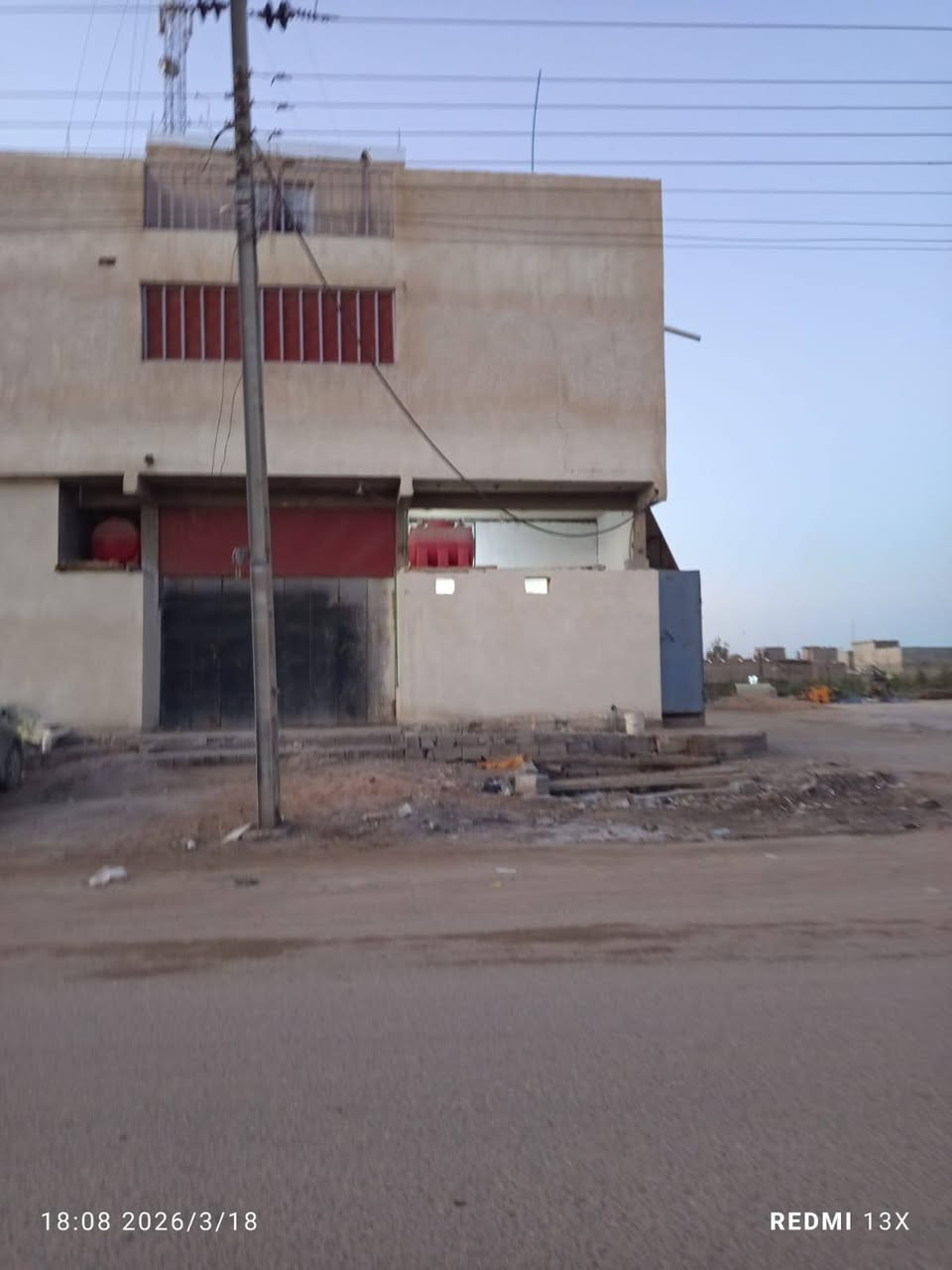 بناية للبيع احولك الراعيها مباشر 
مساحة / 130 متر ميريه
تصلح كمجمع طبي او عيادات 
طابقين
التفاصيل . 
الطابق الارضي . يحتوي على شقق 2 
الشقة رقم 1 تحتوي غرفة ومطبخ وصحيات وهول 
الشقة رقم 2 تحتوي على غرفة ومطبخ وصحيات
الطابق الاول . يحتوي على شقة واحدة غرف منام 2 ومطبخ وهول كبير وصحيات والدرج خارجي 
علما الشقق مؤجرات وتحتوي ايضا على برج انترنت مؤجر
العنوان / البصرة . كرمة علي . حي الرسالة . شارع السوك
السعر / 140 مليون وبيها مجال 
مراسلة خاص او واتساب / ***********
