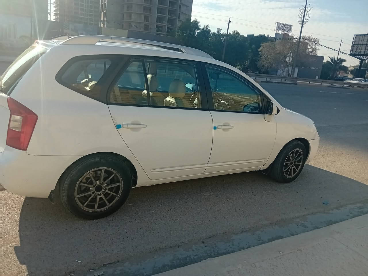 السلام عليكم  كيا كارينز ٢٠١٢ محرك وكير جيد جدا تاخم تاير نضيف بيه صبغ اربع قطع بدون دواخل مكاني المنصور السعر ١٢٠ $وبيها مجال  رقم تلفون  ***********
