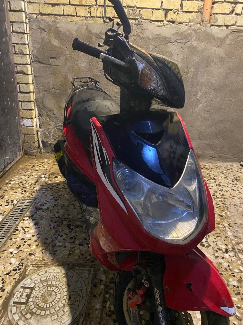 دراجة نارية نظيفة بحالة جيدة، لون أحمر وأسود. مناسبة للتنقل داخل المدينة بمرونة وسهولة. طراز مناسب للشباب والكبار. تعمل بكفاءة وسهولة في الاستخدام.