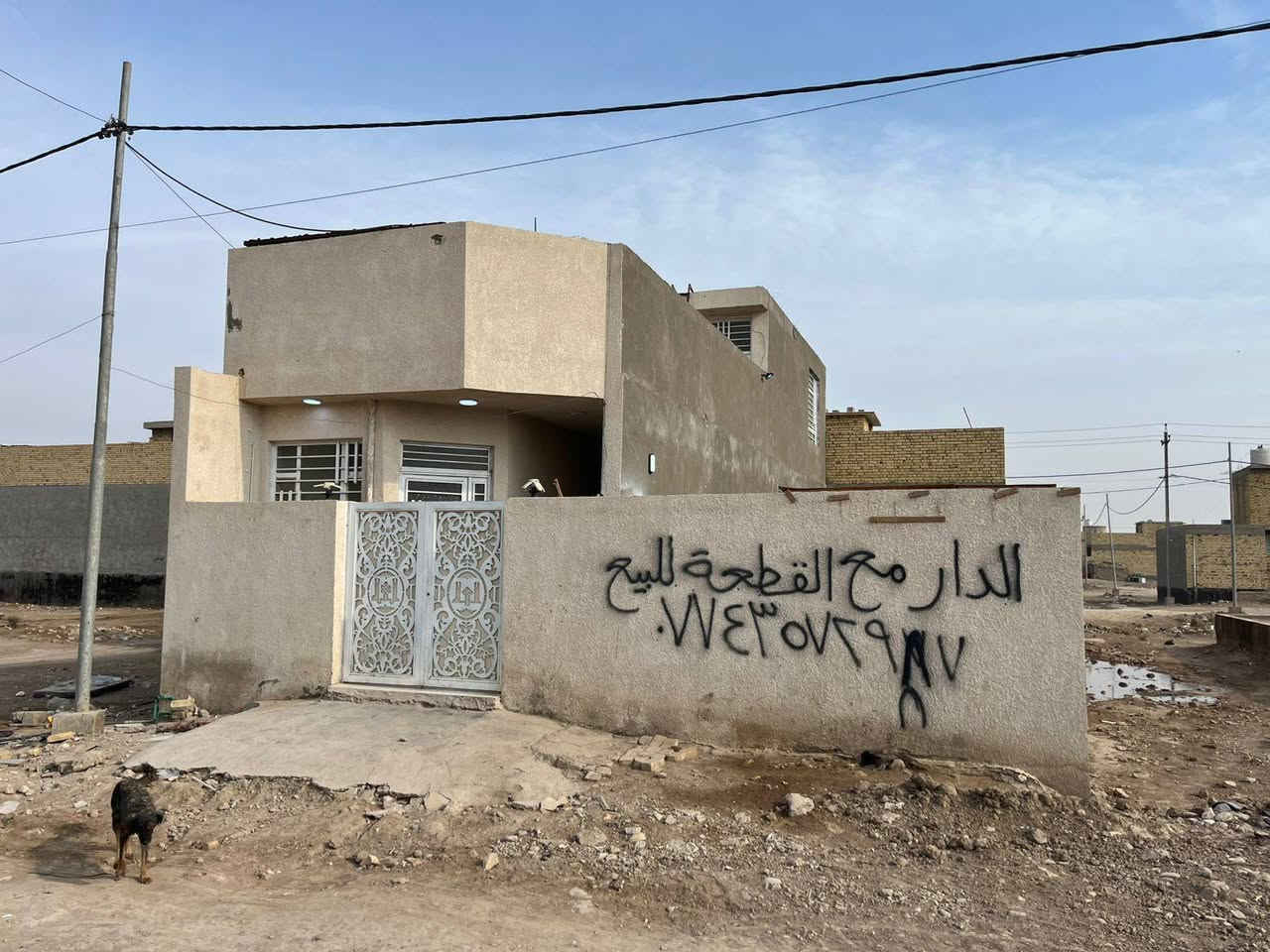 🔴للبيع قطعه ارض ٢٠٠م مبني عليها بيت 🏠 ١٠٠م
طابق ونص محتوياته :
طابق الاول : غرفه نوم + صاله+ صحيات (غربي وشرقي) + مطبخ + هول
طابق ثاني : غرفه نوم +صحيات+ هول
✨️بناء درجه اولى نظيف جدا وحديث
🔴الموقع: منطقه الموقع العسكري 
🔺️السعر ٩٥ وبي مجال للاستسفار اتصال على هذا الرقم *********** 📞
