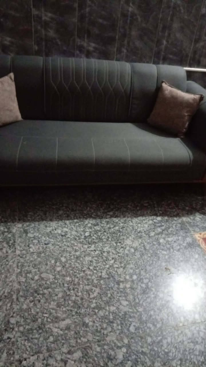 من رخصة ألادمن
تخم ١٠ مقاعد قنفتين ثلاثيه قنفه وسطيه و٢ كراسي مع٦ كوشات
مستعمل شي بسيط تفصال ثقيل كلش تكمه درجه اولى أخذته بمليون وربع رايدته ٨٥٠ قفل مكاني بلد اتصال ***********
