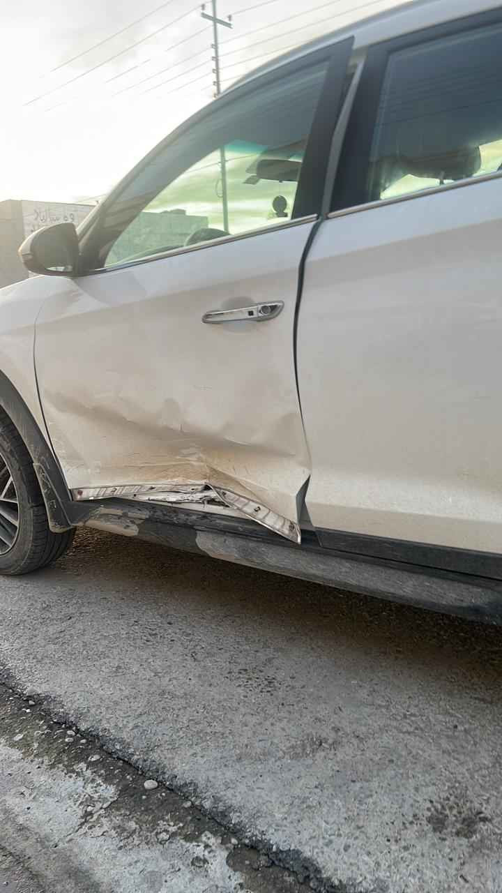 توسان موديل ٢٠٢٠ 
بيها اشوية حالوب بالسقف قليل جدا 
بيها باب السائق حادث صار بيدي والصورة موجودة 
تبديل باب السائق بلادي اصلي 
مكان السيارة اربيل بأسمي 
رقم :***********
سعرها ٢٢٥ وبيها مجال أربيل, العراق
