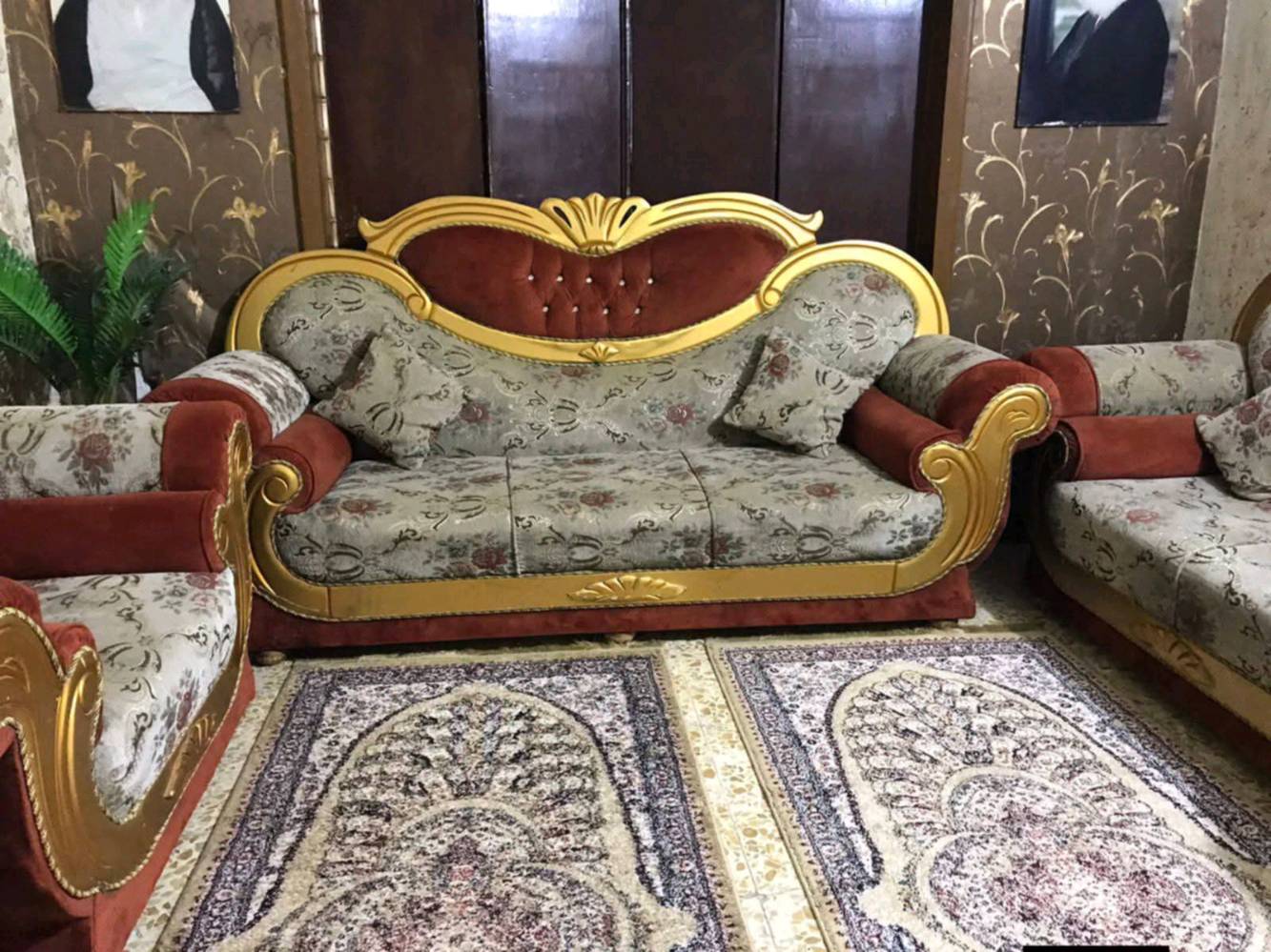 هلا بيكم، عندي طقم صالون/كنب مودرن وراقي للبيع، لونه خمري ويا ذهبي ونقشة حلوة، حالته نظيفة ومستخدم بشكل مرتب. الطقم يبين فخم ومناسب للصالون أو غرفة الضيوف، ومبين بالصور كامل ومرتب. إذا مهتمين تراسلوني للمشاهدة والتفاصيل.