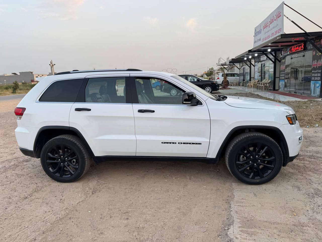 جييپ گراند چيروكى 2021 limited 
دەبڵ ئه كسله 4x4
ته نها 79مايل روّشتوه
هیچ مەسرەفێکی تێدانیە 
 بەس بۆنیت بێ ناوگرتن
ئێرباک سیستەمە دەژبول
ڕقم تازە تایەو ویلی گۆراوە
گێر و مەکیەنەی بەشەرت 
هیچ کێشەیەکی تێدا نیە
*********** أربيل, العراق
