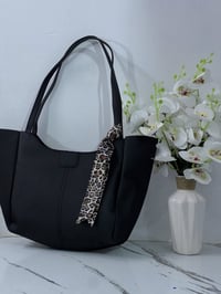 حقائب نسائية • حجم كبير • مع سكارف