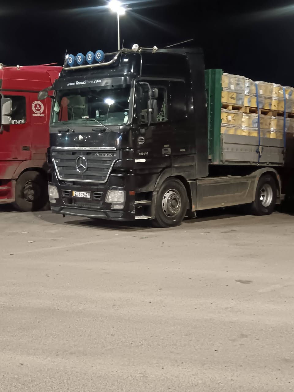 سلام عليكم اكتروز البيع موديل ٢٠٠٧ مربوطه فلات تك تاير أوربي بس راس بدون عربانه مكلف رقم صاحب السياره ***********
