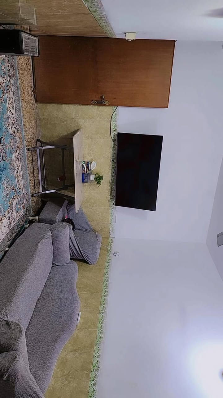 السلام عليكم مشتمل للبيع 100 متر منطقة المخابرات طابق ونص سعر 95  يحتوي على غرفتين نوم صالة وحولي ممر جانبي صحيات عدد 3 
واجه 5×20 
***********
