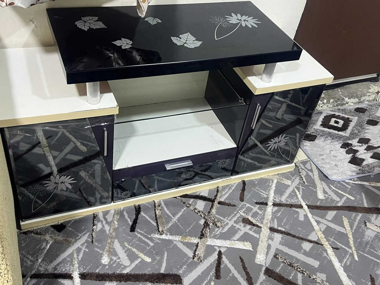 ميز شاشه نضيف كلش سعره مناسب كلش ***********
