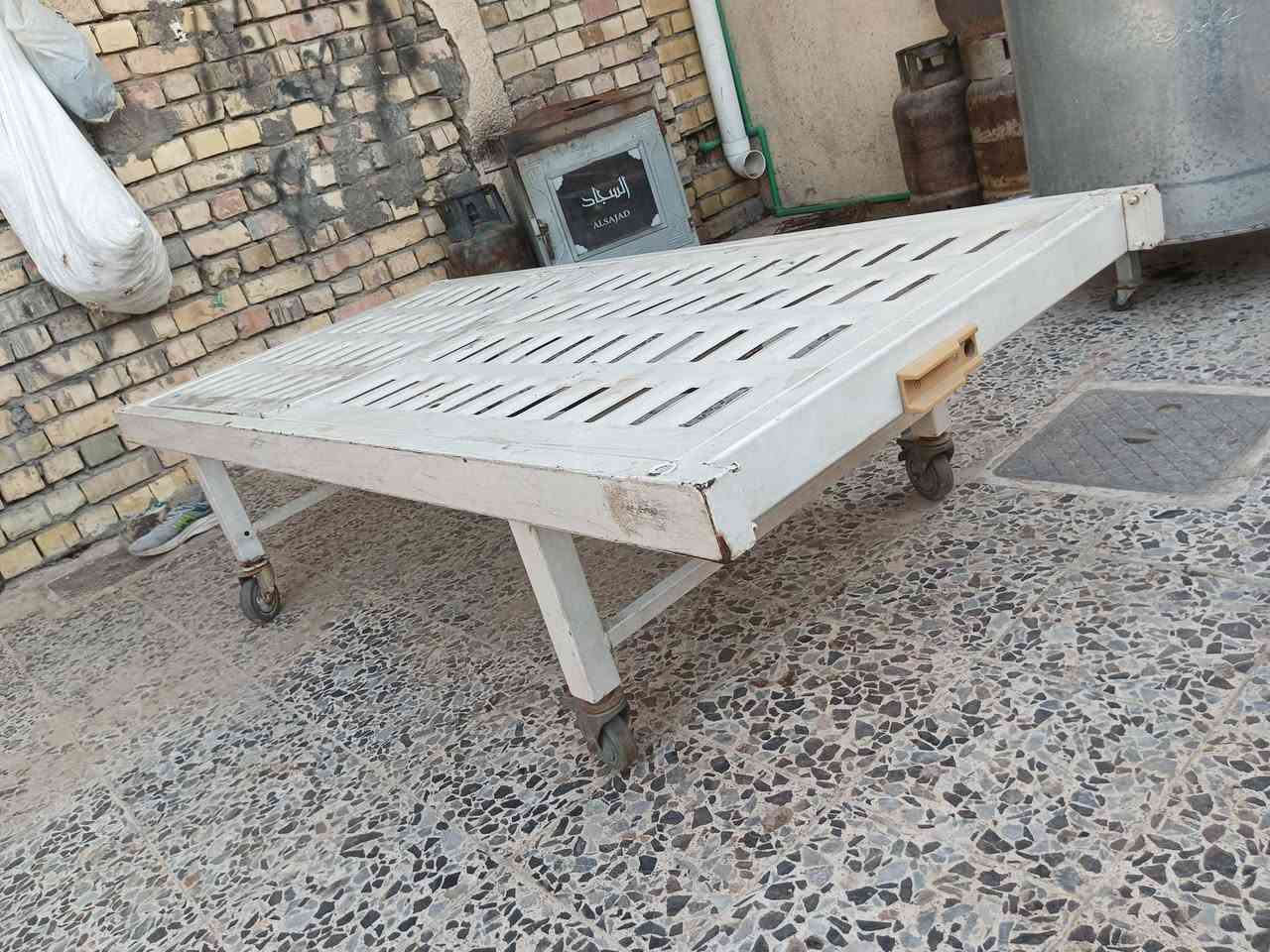 سرير متحرك للبيع بغداد الغزاليه سعر 30      ***********
