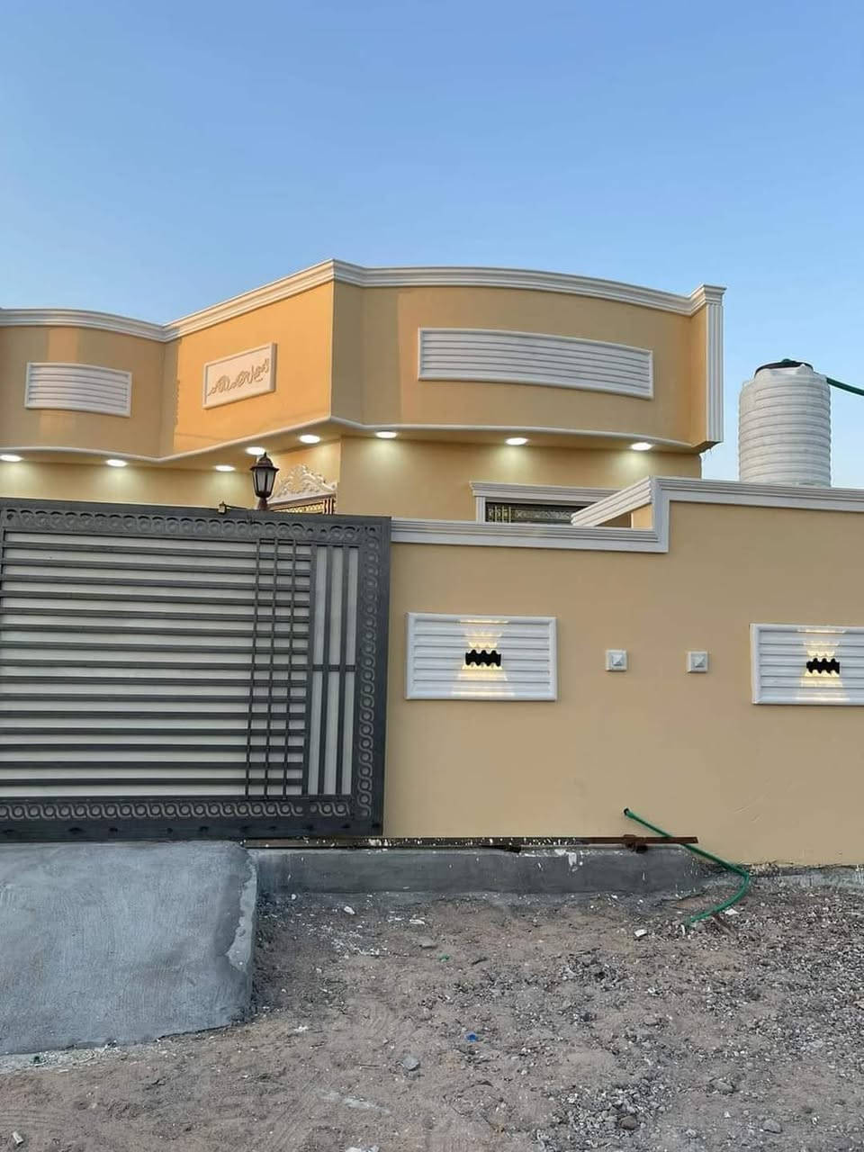 السلام عليكم بيت للبيع في ابو الخصيب حمدان مساحة 200 غرفتين وصاله كبيره ومطبخ صحيات خارجي داخلي كراج وحديقه للاستفسار ***********
