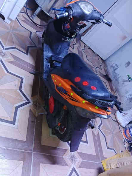 دراجه للبيع نظيفه وجديده ما تعبانه كل شيء شغال بيها بشاير لايد سطاب بث العداد ما يشتل مفتوح بسبوسه مزودينها 56 السعر 700 بيها مجال رقم التلفون هذا ***********
