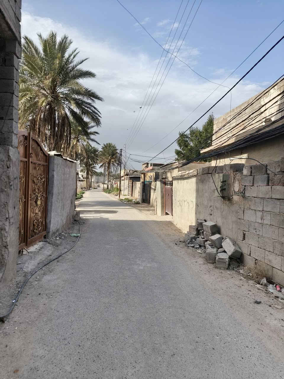 سلام عليكم
دار للبيع الدوره هور رجب شارع البدخيل مساحه 250
عله شارعين زنجيل بي سند البيت 25
غرفتين نوم وصحيات وصالة واستقبال ومطبخ 
***********
بسعر مناسب
