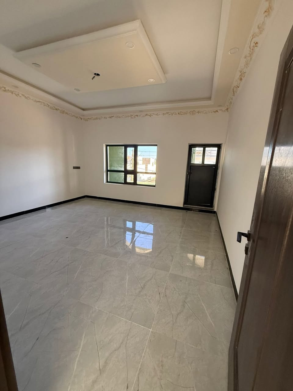 دار للبيع 200م تكريت حي الشهداء
بناء حديث فوول ترتيب 
طابقين اربع غرف نوم واستقبال وصاله كبيره ومطبخ 
حمامات داخليه وخارجيه 
بناء درجه اولى وموقع مميز شارع 20م 
اتجاه الدار شروق شمس 
السعر 210 مليون وبي مجال 
للاستفسار *********** و ***********
ملاحظه : التعامل حصرا مع صاحب الدار
