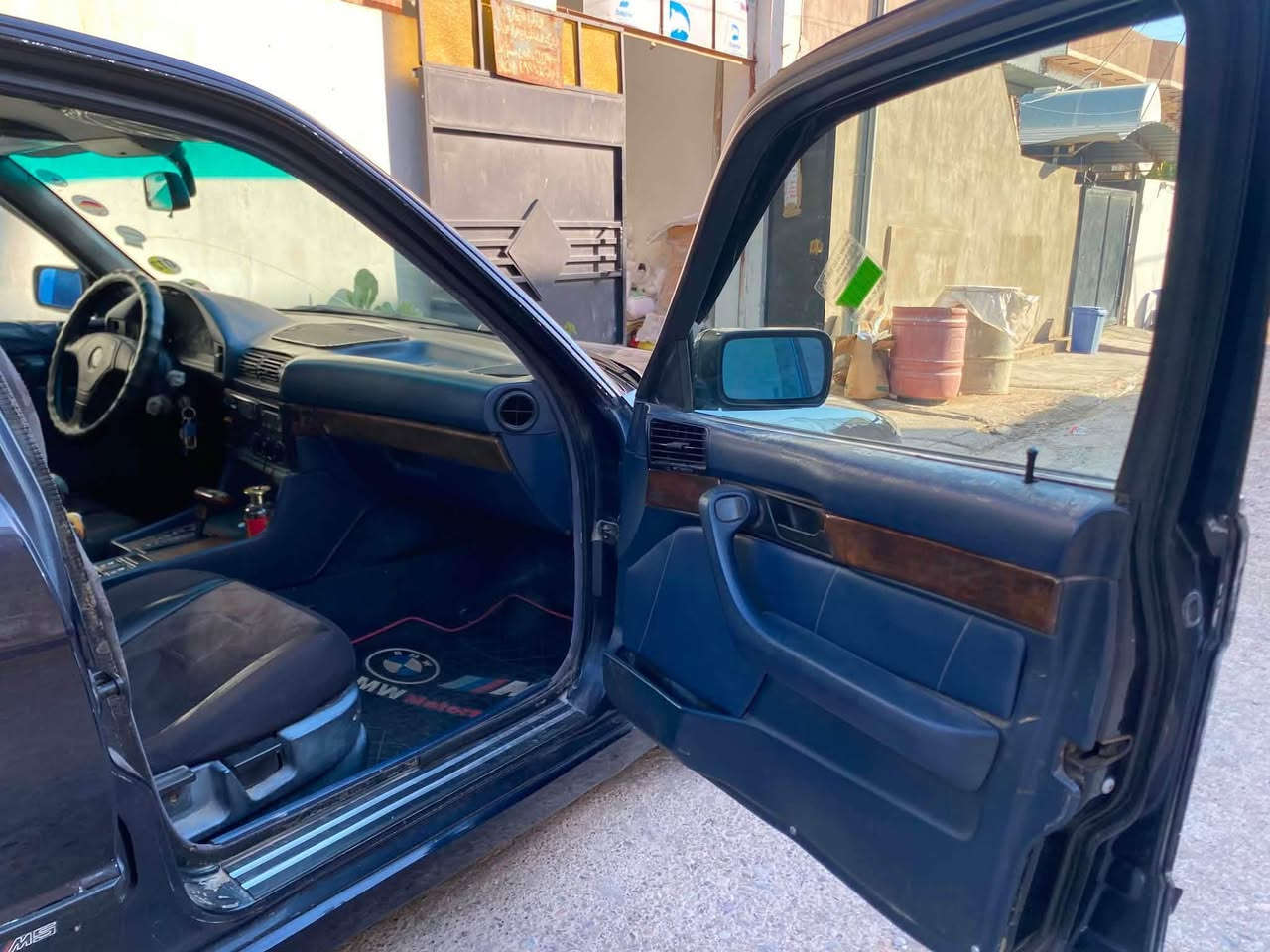 bmw للبيع
‎موديل ١٩٩٤ لون نيلي 
‎حجم ٥٢٥ تاك فانوس
‎داخل نيلي
‎بدون ضربة و خايس 
‎سنوية ساقطة شرط تحويل ثاني يوم
‎عليها غرامة 10.5 دولار تنزل من سعر
‎محرك بيها شوية دخان
‎تايرات جديد 
‎سعرها ٦٠ ورقة و بيها مجال للطيبين
‎رقم تلفون ***********

‎مۆدێل ١٩٩٤ رەنگی نیلی
‎مەکینە ٥٢٥ تاک دیجیتال
‎رەنگی ناوەوەی نیلی
‎بێلێدراو و رزیوی و خایس و براوە
‎سەنەوی کۆن بە شەرتی تەحویل
‎ غەرامە 10.5 دولار لەسەرە لە سعري دائەگرم
‎مەکینە تۆزێ دوکەڵی هەیە
‎تایەی تازە
‎سعری ٦٠ وەرەقە و مەجالی تێدایە
‎رەقەم موبایل *********** كركوك, العراق
