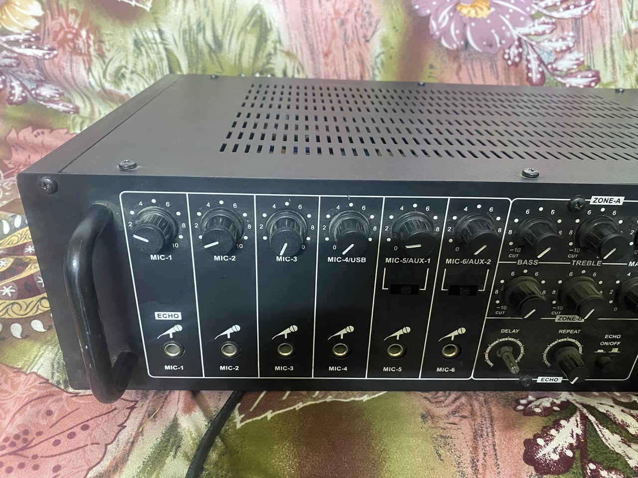 امبلي فاير الطول 60 سانتيم
اواكس وفلاش وبلوتوث 
السعر 150
وزنه يمكن بيه 30 كيلو
يشغله 8 سماعات
توصيل موجود
***********
