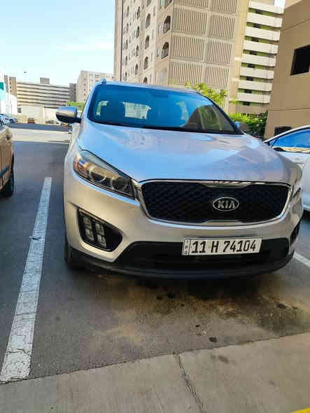 السلام عليكم كيا سورنتو موديل 2017 ماشية 75الف ميل سيارة على أيدي من البيت للدوام 
مواصفات اعتيادية 
شاشه صغيرة لمس كامره خلفية بلادي تحكم ستيرن سبعة راكب سياره مال جناي خمس تايرات جديده السيارة وارد امريكي حادثه فقط بارد يم الهلال لا تكم ولا شواصي كله مكفول وعندي باب عكس السائق صبغ اثر حادث جدا بسيط السيارة تجي تشوفهه وتقتنع 
وتدلل السعر 185 وبي مجال
***********

