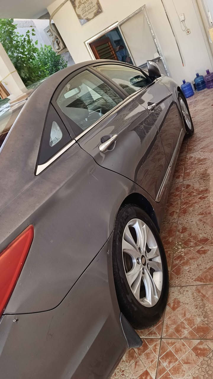 سوناتا 2011 
رقم بغداد بسمي 
وراد امريكي 
فول مواصفات limited
محرك 2.4 Gdi لاتنقيص ولاتبخير 
كير جيد تبريد شغال 
عليها ادامة كاملة 
تخم تاير جديد 
صدر امامي خلفي جديد 
السيارة ضررها ٣ قطع صبغ 
قبق الجنطة والجاملغات الخلفية 
السعر ٩٢ وبيها مجال 
*********** الصويرة, واسط

