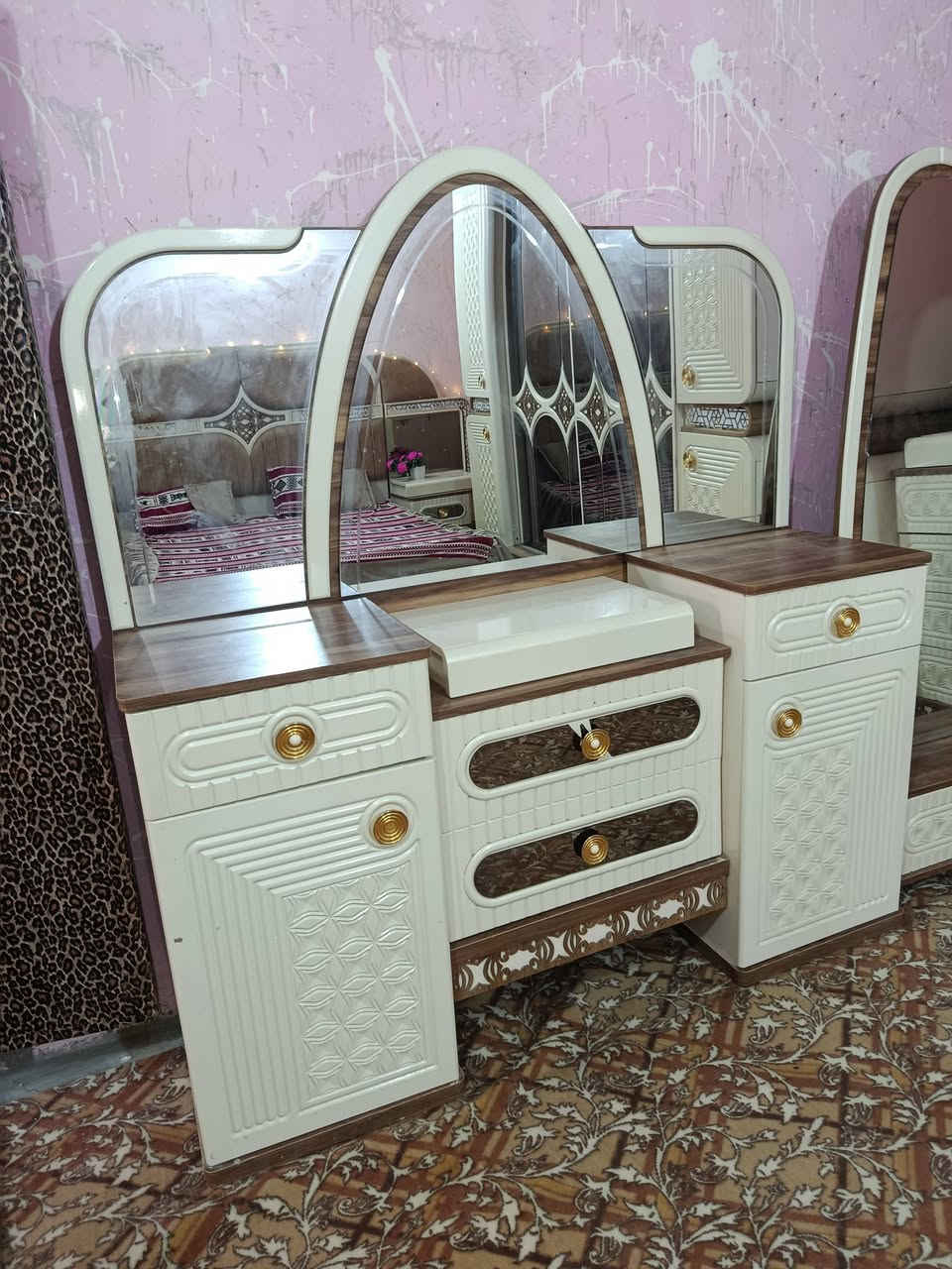 غرفة تركية ضخمة كلش نضيفة سعر 650 ويا مندر مكانة البصرة الحيانية ‏‪0778 126 7485‬‏
