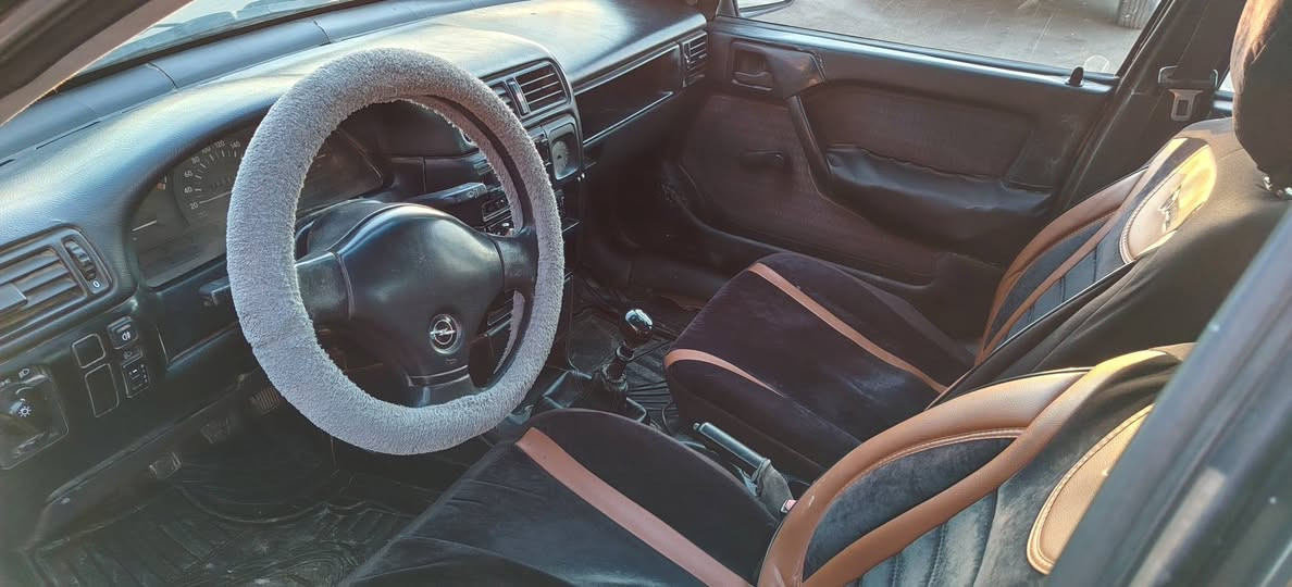 سياره اوبل فكتره موديل ٩٢ حجم ١٨ محرك كصه جديد كير طخم تايه جديد باتري جديد دبلات طخم سياره جاهزه تحويل السعر  ٣٨  وبيه مجال
***********
***********
