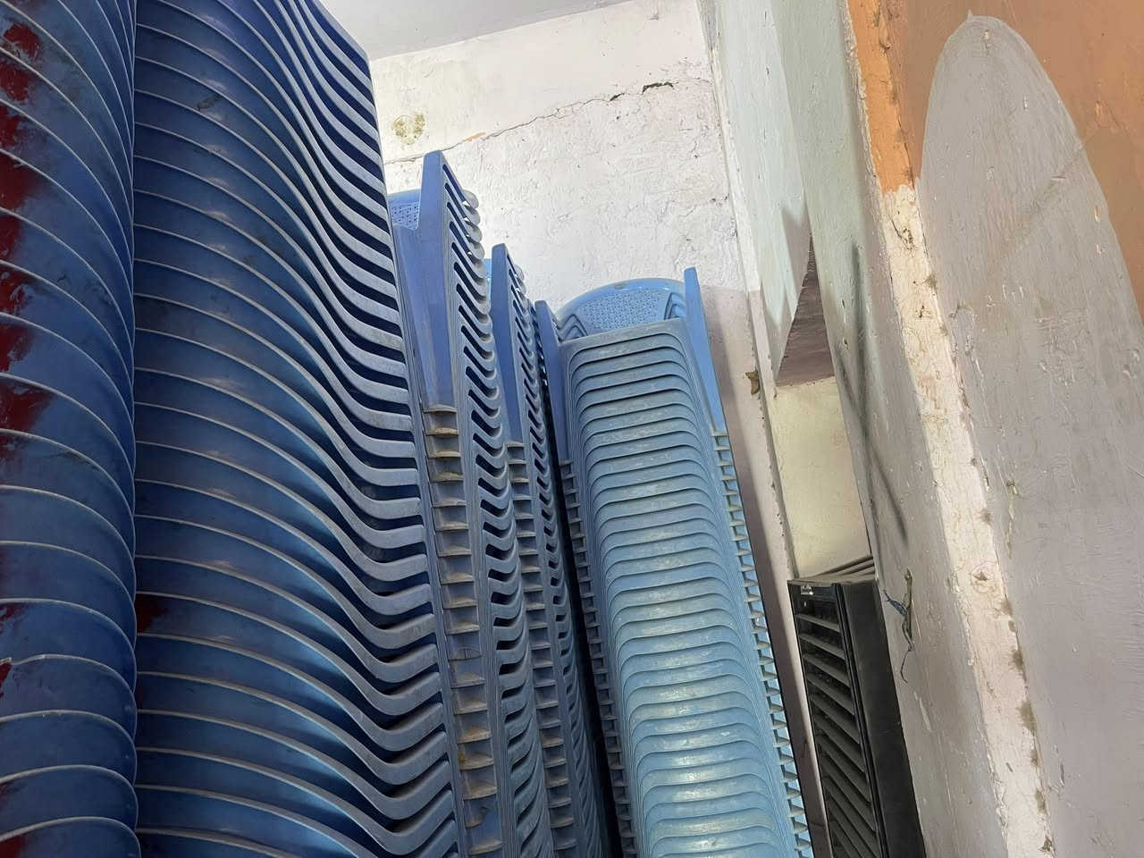 كراسي عدد ٣٠٠ سعر الواحد ٥ إذ شلع بيهن مجال رقم***********
