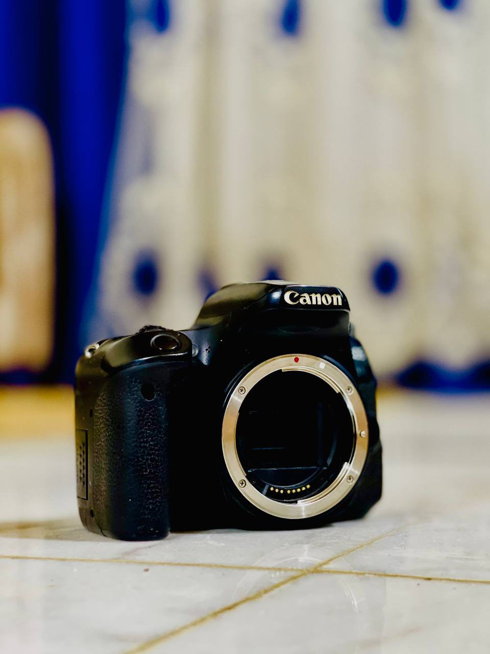 السلام عليكم متوفر كامرا كانون d77 مع عدسه 70-300 وعدسة فيديو 18-135 للبيع الكامرا مع كامل الملحقات بحاله جيده وايضاً بلاضافه ستاند وبطاريات عدد 2 السعر 650 للاستفسار مراسلة الصفحة او الاتصال ***********
