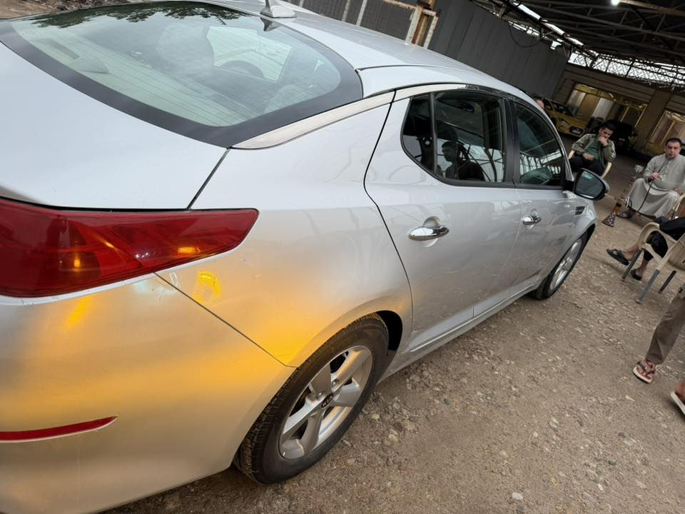 كيا اوبتيما رقم نكليزي بسمي تحويل او وكالة 
سياره نظيفه جدا ماشيه ١١٤ 
تبديل بنيد وجاملع بدون صبغ 
وصبغ باب اثر شخوط فقط
كير مكينه شرط مكان سوق الشيوخ
سعره ١١٨ وبيهً مجال بيع او مراوس 
***********
