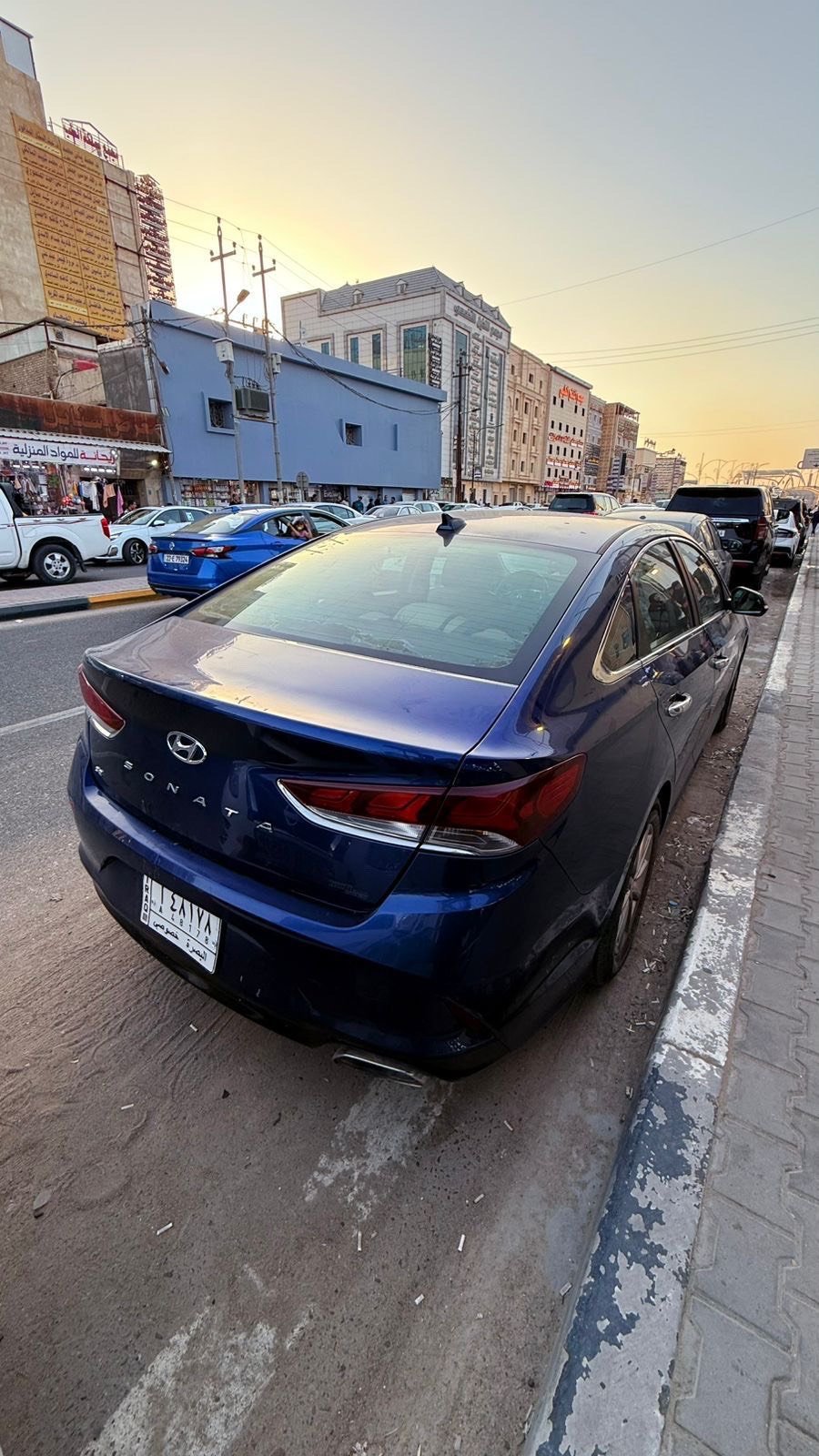 سيارة هيونداي سوناتا زرقاء للبيع بحالة جيدة جداً. السيارة تتميز بتصميم أنيق داخلي مريح، وتشمل ميزات ترفيهية وحديثة واضحة. مناسبة جداً للاستخدام اليومي والعائلي.