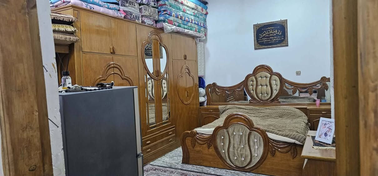 بيت مساحه 200بضهر محطة عبدالحسن ملاغي مباشرة مشمول بتطويب وبيه معامله يتكون من غرفتين وصاله واستقبال ومطبخ مفتوح عل صاله حمام داخلي ومنور صحيات خارجيه كارج سياره جبير رباط راظي وطابوك القلعه صب السقف السطح شتايكر ارظيه بورسلين تركي ازارات هندي بيت جديد بناء الاستفسار الاتصال عله الرقم ***********  خالد العبودي

