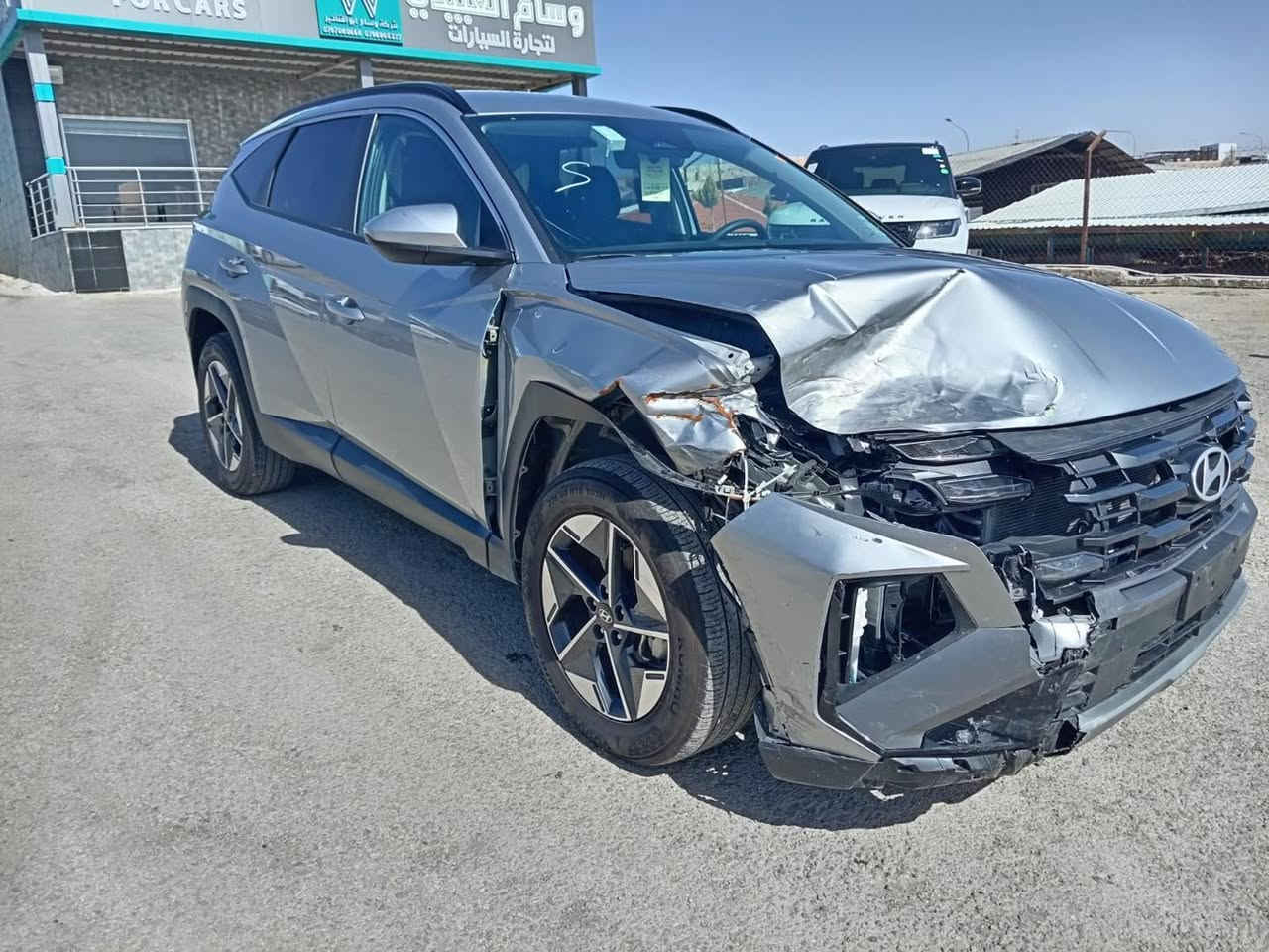 نوع السيارة / هونداي توسان.               السعر 138 ورقة السعر حرة غير شامل الكمرك والنقل                                    الموديل 2025.                                                                           المواصفات / بصمة كشن كهرباء جنطة كهرباء.                          حادث السيارة/ موضح في الصور                                  السيارة حالين موجودة بالمنطقة الحرة الاردن.                                   الاستفسار اتصال على الرقم /*********** واتساب.                                  السيارة / تشتغل وتمشي 🌹🌹✅✅✅ ملاحظة ( الي عندة كتاب شهداء معفية الكمرك
