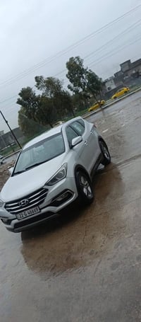 سنتافي 20017 سنويه جديده  بيها قطعين باب السائق وباب الخلفي بدون دواخل...