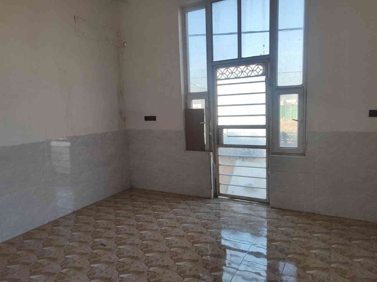 يالله السلام عليكم شقه للايجار بالبكرلي حي الفنانين على الشارع العام مباشرتا بناء حديث نظيفه جدا 

تحتوي على غرفتين وكلدور ومطبخ وسطح ومناور وبلكونه 
ارضيه بورسلين 

سعر الايجار 350 قفل 

للاستفسار الاتصال على الرقم *********** حسين المعموري
