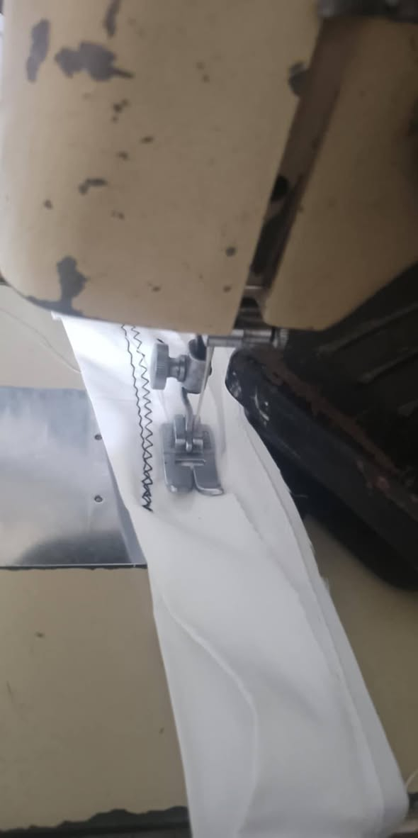 سلام عليكم مكينه خياطه + تطريز نضيفه كامله للبيع مكاني كوت كريميه السعر80وبيها مجال  ***********
