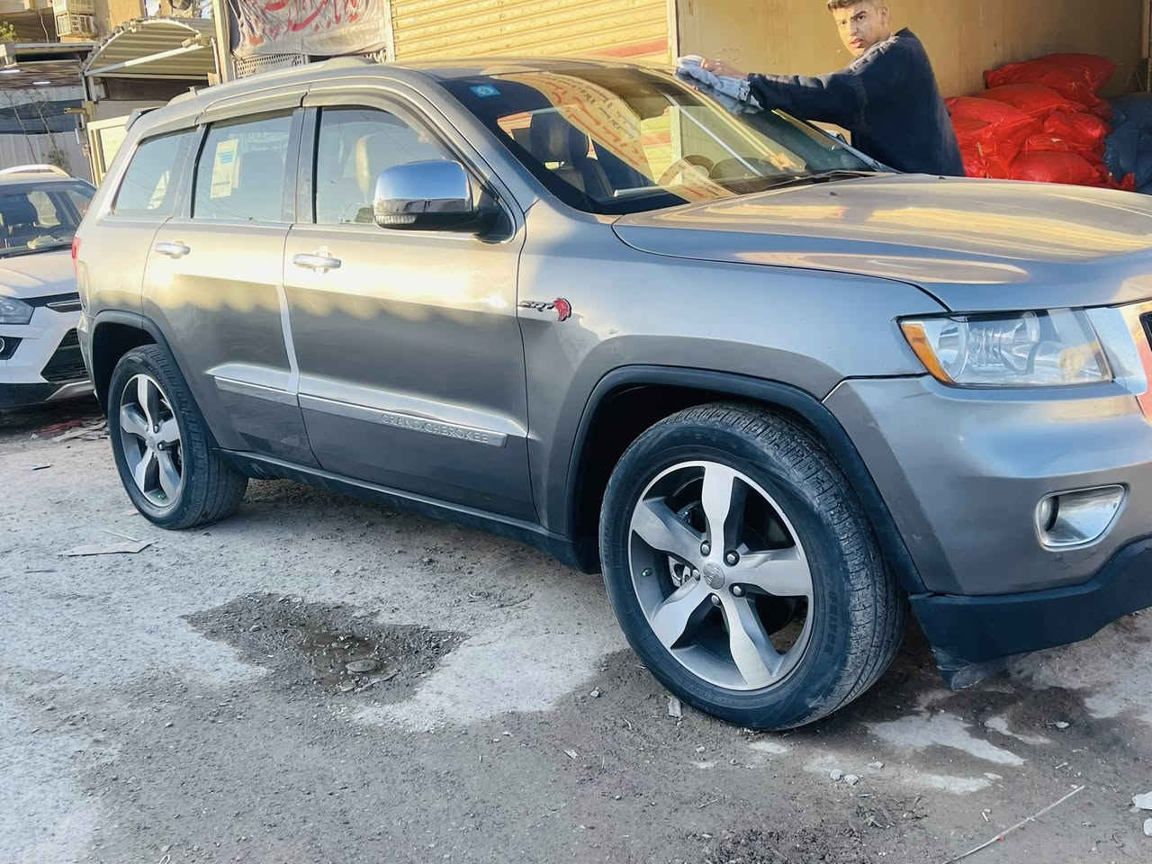 السلام عليكم ورحمة جيب 2012 STR 5700 اوفرلاند 
1/1
كير محرك جدا نظيف وترايك بصرة لان البارحة جيت من جبل كورك وخير من الله 
لون رصاصي طوخ قريب على السموك 
معروفة مواصفات اوفرلاند 
بانوراما / تحكمات شفتات / كشنات تدفئة تبريد ميموري خزن تحكمات كهربائية 
منظومة زنون لونين 
هزه رقم دولي جديد 
تخم تاير امامي جديد شرط كله ع وصولات وآخذك من ايدك وين ماتريد تفحص 
سياره نظيفة جدا جدا داخل مغلف كله نايلون ع بلاد صاجي ومشمشي /شاشة رانج أندرويد كار بلي 
صدر جديد وليس نظيف جديد 
منظومة احتراق جدد 
واتر بم جديد تايوان / مي زيتي / دهن فلتر جديد 
فيت بمب جديد / 
سياره شخصية باسمي تحويل مباشر 
حادثة مرفق بالصور كلش خفيف 
السياره تجي شوفه بعينك وتاخذ تراي 
سعر 160 وبيهه مجال والي ماعنده يجي ياخذه ويروح 
***********
مكانه بغداد البلديات
