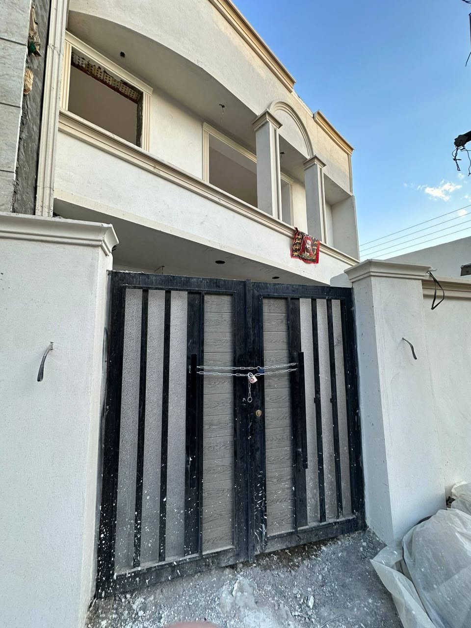 للبيع بيت 🏡 طابو صرف فى #شهداءالبياع قرب جامع 🕌 معاذ بن جبل #مساحته١٠٠م واجهه ثمانية بيت بناء حديث #تسليم_مفتاح 🔑  يحتوي على #ثلاث_غرف نوم 😴 وصاله ومطبخ 
وصحيات عدد #ثلاثه 
وبيتونه ومخزن 
للإستفسار اتصال 🤙 على الواتساب على الرقم 
***********
#الجميع
