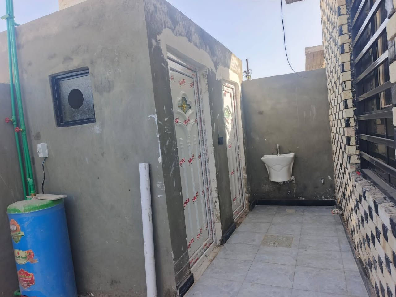 300 متر للبيع طابو زراعي سند 25 قرار محكمه مرقم ومشمول بالتطويب
بناء جناي درجه اولى 
1_بناء طابوك جمهوري
2_صب مركزي تسليح اساس وسقف
3_ ارضيه بورسلين ثقيل
4_جدران لوح
5_ سقوف جبس بورد وسحبات ملكيه +ثريات ومراوح
6_بيبان تركي + حداديه تسكام
( يحتوي البيت 3 غرف نوم وصاله ومطبخ وصحيات داخليه وخارجية واستقبال وكراج) 
🔻عنوان البيت نجف مقابل ملحق قرية الغدير
موقع مميز شارع تبليط بعرض 13 متر 
🔻 خدمات كامله ماء كهرباء تبليط خط مولد سوك مدارس اهليه وحكوميه انترنيت
سعر البيت 65 وبي مجال
للاستفسار اتصل على *********** أو مراسله واتساب
