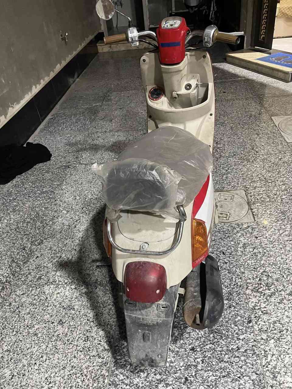 سلام عليكم بوليسي لون حمر دواخل كريمي داجه مامفتوحه مكنه مهموله يرادلها ترتيب كلشي شغال بيها بس ماعده سلف رادله باتري تشتغل هندر داجه لا تبخير لا شي نضيفه وصلها موجود ماخذها مليون١٣٠ داجه نضيفه كفرات بلديه مختمه  دك هندر وينماتريد روح فحص. لبيع سعر ٩٠٠ نهيتها او مراوس بعدله حسب لقناعه مكاني بصره ياسين خريبط /***********
