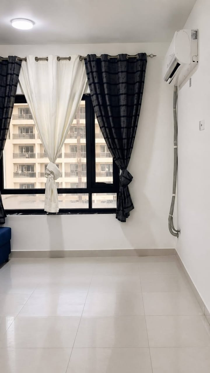 🏢 شقة مؤثثة للإيجار – مجمع دار السلام السكني

📏 المساحة: 134 م2
🏢 البناية: D14
🏙️ الطابق: ناصي
🌆 الإطلالة: خارجية 

✨ التفاصيل:
🛏️ 2 غرف نوم
🛋️ صالة
🍽️ مطبخ
🚿 حمامات
وغرفة لوندري

💰 الإيجار: مليون ونص
***********
