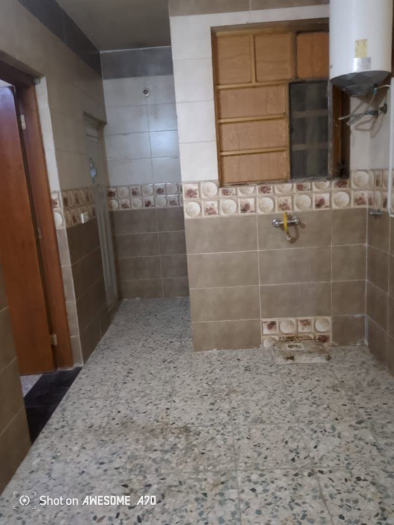 شقه للإيجار فقط عوائل يتوفر مصعد كهربائي وكهرباء خصخصه 24ساعه مطبخ +حمام+صاله+غرفه نوم +
الغدير قرب لحوم نور الهدى للاتصال *********** 
سعر 550 وبيها مجال
