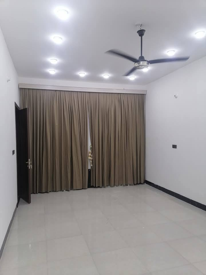 #سعر_مناسب_جدآ

#ضمن_مجمع_الخيّام_السكني

🏠 دار للبيع في الرمادي – طابق ونصف  💥💯

 المكان شارع 40 قرب اثاث القند💥💯

المساحة الكلية200م²💥💯

📜 جنس العقار: طابو زراعي تحويل مباشر.💥💯

🏗️ نوع البناء: طابوق وسمنت 💥💯

💧 الخدمات: ماء وكهرباء وطنية ومولّد وجميع الخدمات متوفرة💥⚡

يتكون الدار من:💥⚡

غرف نوم عدد (3)💥⚡

صالة واسعة💥⚡

استقبال💥⚡

مطبخ 💥

نظام غاز خارجي 💥

الدار ذو مواصفات عليه جدآ💥

مجموعة صحيات داخلية وخارجية💥

كراج 💥

شارع 7 متر 🛣️💥

ـــــــــــــــــــــــــــــــــــــــــــــــــــــــ

#ملاحظه_الدار_بالكامل_مجهز_سبالت

____________________________

📍 للمزيد من التفاصيل يمكنكم زيارة مكتبنا:💥

#عقارات_الخيّام_شارع_40⚡

📞 أرقام التواصل (واتساب متاح):💥⚡

***********☎️

*********** ☎️

⏰ متواجدون في المكتب على مدار أيام الأسبوع.💥

نرحب بكم دائماً لزيارتنا والاستفسار عن أي عقار يناسبكم💥
