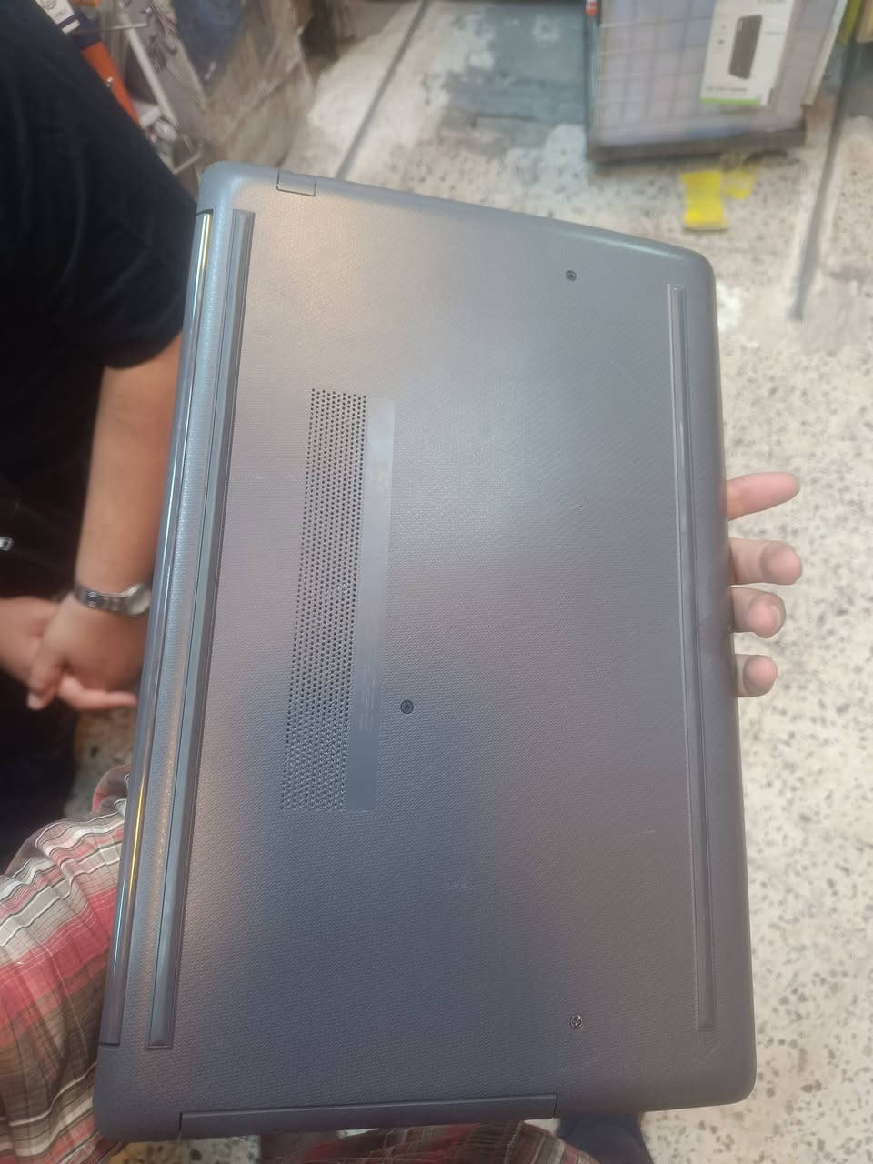 السلام عليكم

💻 لابتوب HP 250 G7 للبيع

الجهاز نظيف جداً وحالته ممتازة، مناسب لبرامج السوفت وير، الدراسة، والاستخدام اليومي، ويشغل الألعاب الخفيفة والمتوسطة.

🔹 المواصفات:

- Intel Core i5-1035G1 (الجيل العاشر)
- RAM 8GB
- SSD 1TB
- NVIDIA GeForce MX110 2GB
- شاشة 15.6 إنج

🎁 الملحقات:

- شاحن أصلي
- جنطة أصلية
- Windows مفعّل
- Office مفعّل

💰 السعر: 280 ألف دينار
⚡ مستعجلين على البيع

للاستفسار مراسلة الخاص.

***********
