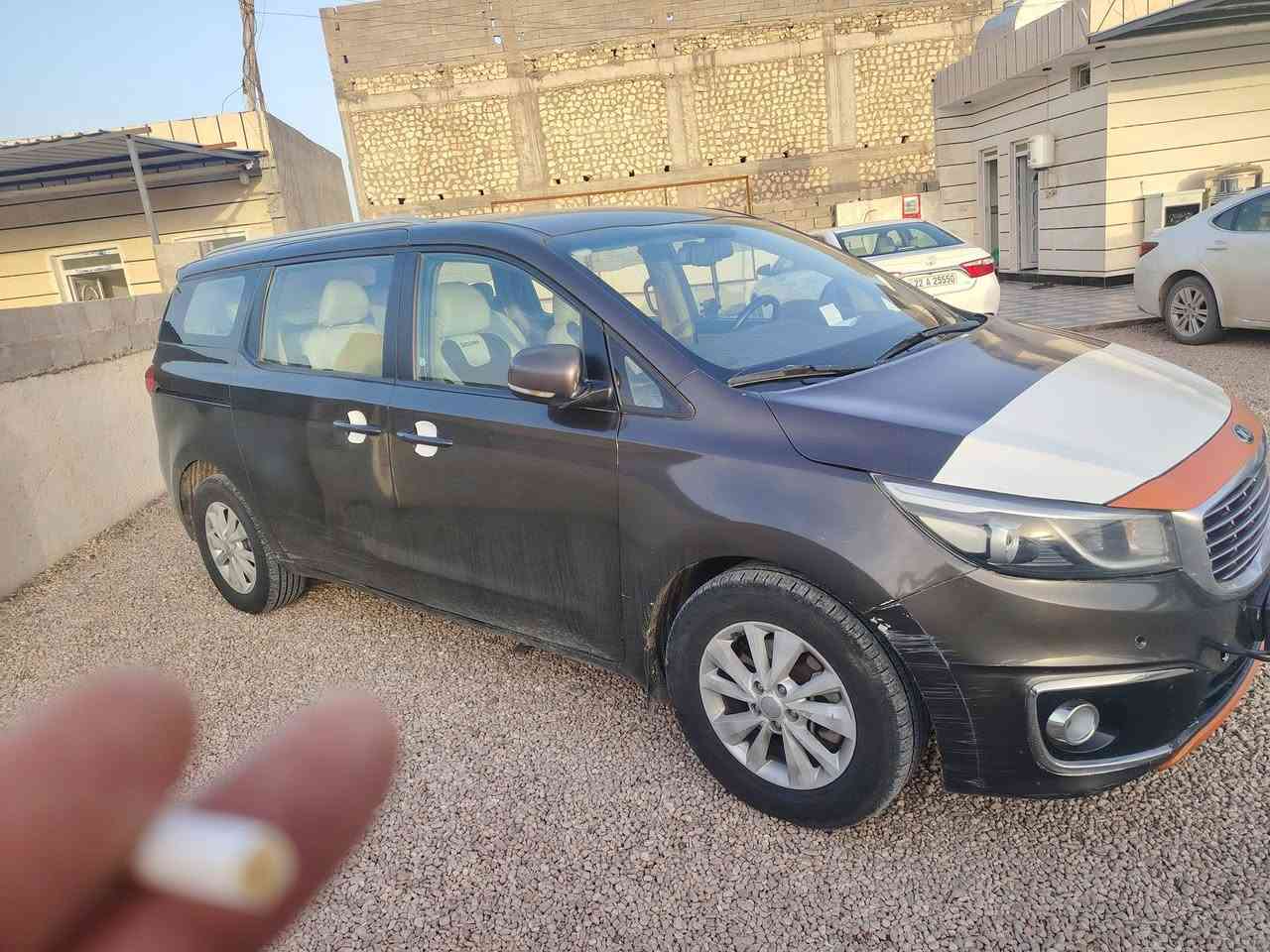 السلام عليكم ورحمة الله
#للبيع سيارة كيا سيدونا موديل 2017 فئة LX وارد امريكي رقم ربيل باسمي
سياره بيه ربع قطع
المواصفات
1- كيا سيدونا LX موديل 2017 
2- محرك 6 سلندر 3300 
3- ويل كب حجم 17 اصلي مع طقم تاير بحالة ممتازة 
4- حساسات امامية خلفية اصل 
5- كاميرا خلفية دوارة مع الستيرن 
6- ابواب جانبية كهربائية سلايد 
7- كشافات دعامية اصل ( بروجكترات )
8- اشارات بالمرايا الجانبية مع مرايا جانبية شفط كهرباء 
9- غرفة السيارة جلد اصلي لونين بيجي ونيلي 
10- تحكم فول كهرباء لكرسي السائق
11- تحكم ستيرن جهتين بلوتوث حاكية وتحكم بالشاشة الداخلية 
12- شاشة دشبول كبيرة لمجموعة من الايعازات 
13- تدفئة كشنات وستيرن 
14- بصمة باب وبصمة تشغيل 
 بردات داخلية اصلية للابواب والمقاعد الخلفية 

السعر 155 وبيها مجال هـ ***********
مكان السياره الانبار القائم
