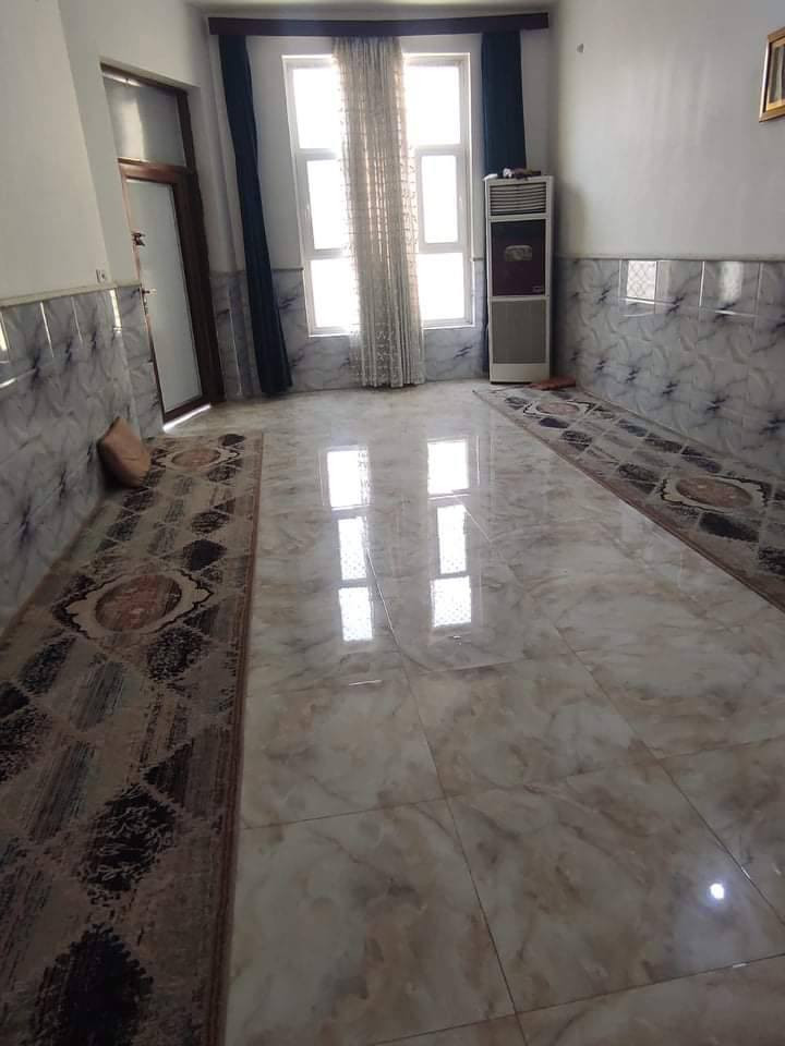 بيت بناء حديث للبيع وموقع مميز
 في حي الجامعه في شارع هدى سجاد 
 المساحه 200 الواجه 8 والنزال 25 ...4غرف نوم 2صاله. واستقبال وصحيات عدد3  ومطبخ وكراج 8..أمتار  للاستفسار الاتصال ***********
موجود وتساب ديوانية, القادسية
