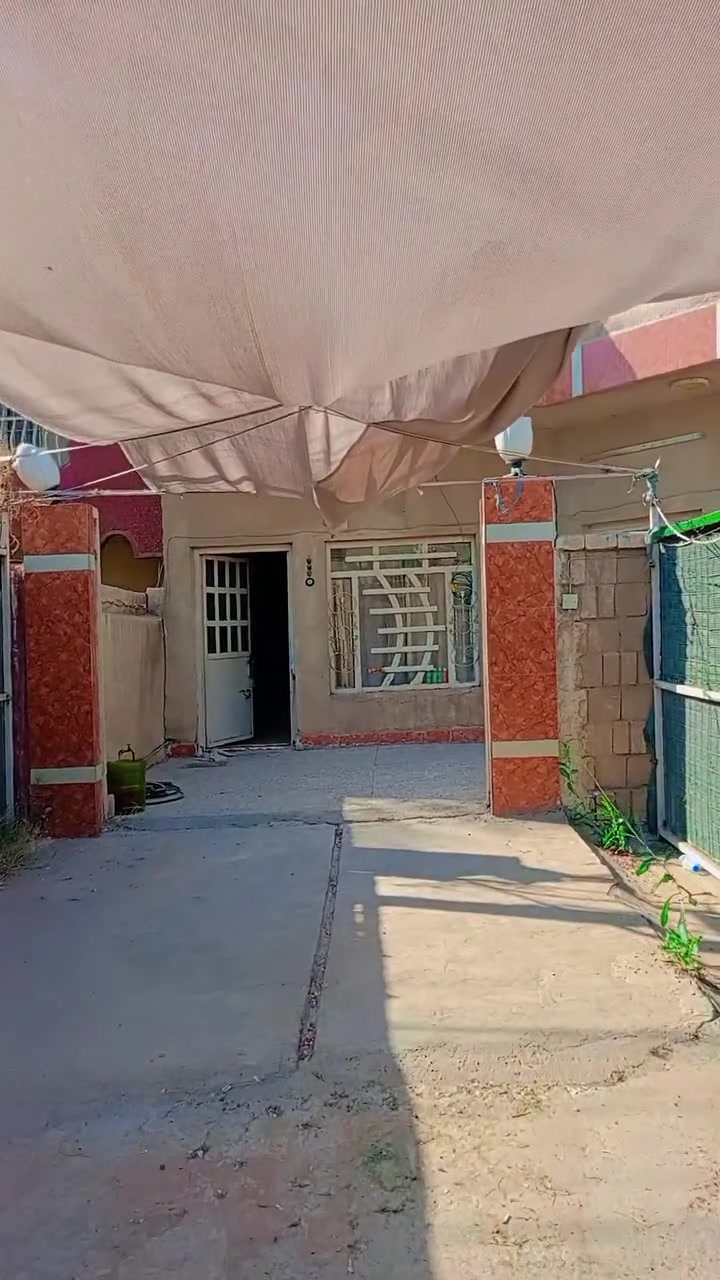 حالياً البيت جاي ينصبغ وتتبدل الانارة ويترمم الحمام
يعني تستلم دار كامل ونظيف ما تصرف عليه اي شي
والاستلام راح يكون من واحد بالشهر او قبل هذا الوقت

العنوان العامرية السايدين اول فرع يم جسر السفارات
الفرع المقابل شارع الخسفة يعني السوك كلش قريب

تفاصيل الدار مثل ما موضح بالفيديو
الدار مدخلين مدخل مطبخ ومدخل استقبال
نظام الاستقبال ينفتح وينسد على المطبخ باب سلايت
غرفة وحدة مساحة 3 في 5 صحيات ومخزن بالبيتونه

مبلغ الايجار 600 وبي مجال
مطلوب عائلة صغير نفرين او ثلاث

للتواصل اتصال او واتساب ***********
