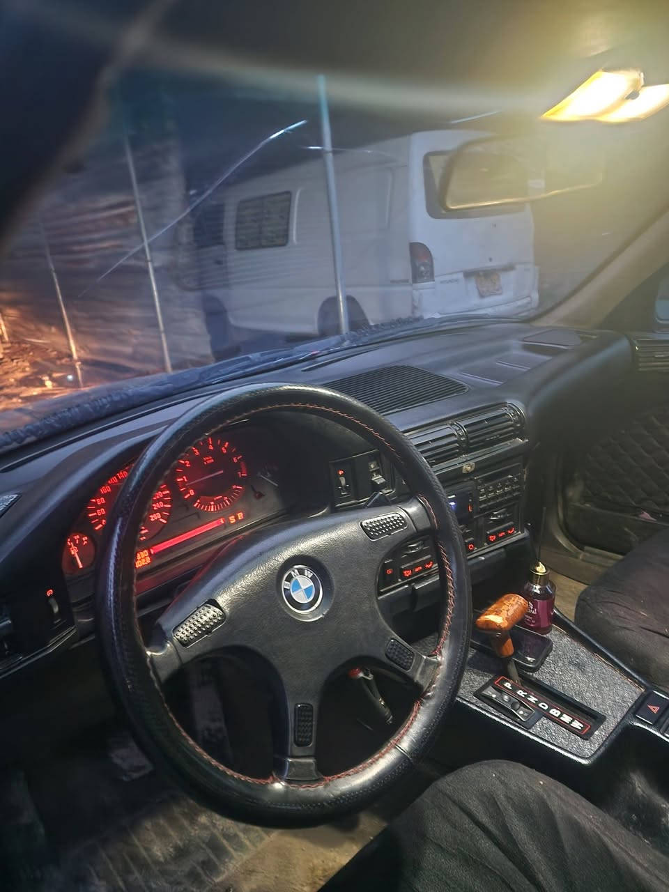 BMWمۆدیل1990مکینە 525گێر ئۆتۆماتیك سلایت 2جام کارەکارەبای تحویل برانە وە وەرگە ڕان بەشەرت سە یارەکی بێ کێشەیە 8وەرەقە غرامەی لەسەرە پاش محامەلە دەیگێرمە وە بۆت لە هەولێرم سحری 52وەرەقە ژ م ***********
