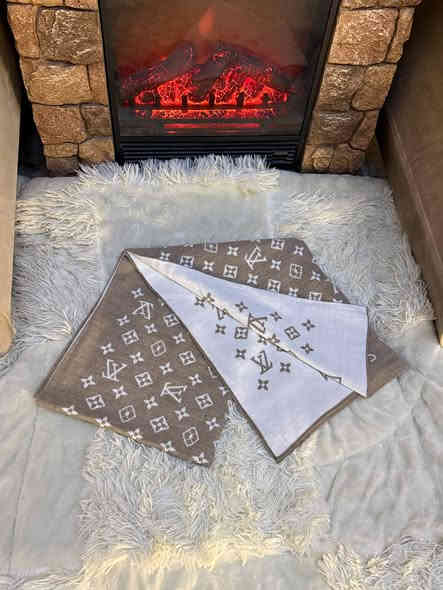 جلسة تصوير بأجواء شتائيه 🌧️🌧️🌧️
نزلولنه صور اجوائكم الشتائيه بالتعليقات خنشوف الترتيب والأجواء الدافيه 🔥😍
.
#LOUIS_VOITTON
 من ارقى الماركات العالمية...
وشاح كتف صوفي منسوج مع خيوط حرير خامه ثقيله
(طبقتين ) السعر 12.000
.
يوزر الانستا   mars_.stor
.
للتواصل واتساب ***********
.
حساب البيج على الفيس بوك Mars Stor
