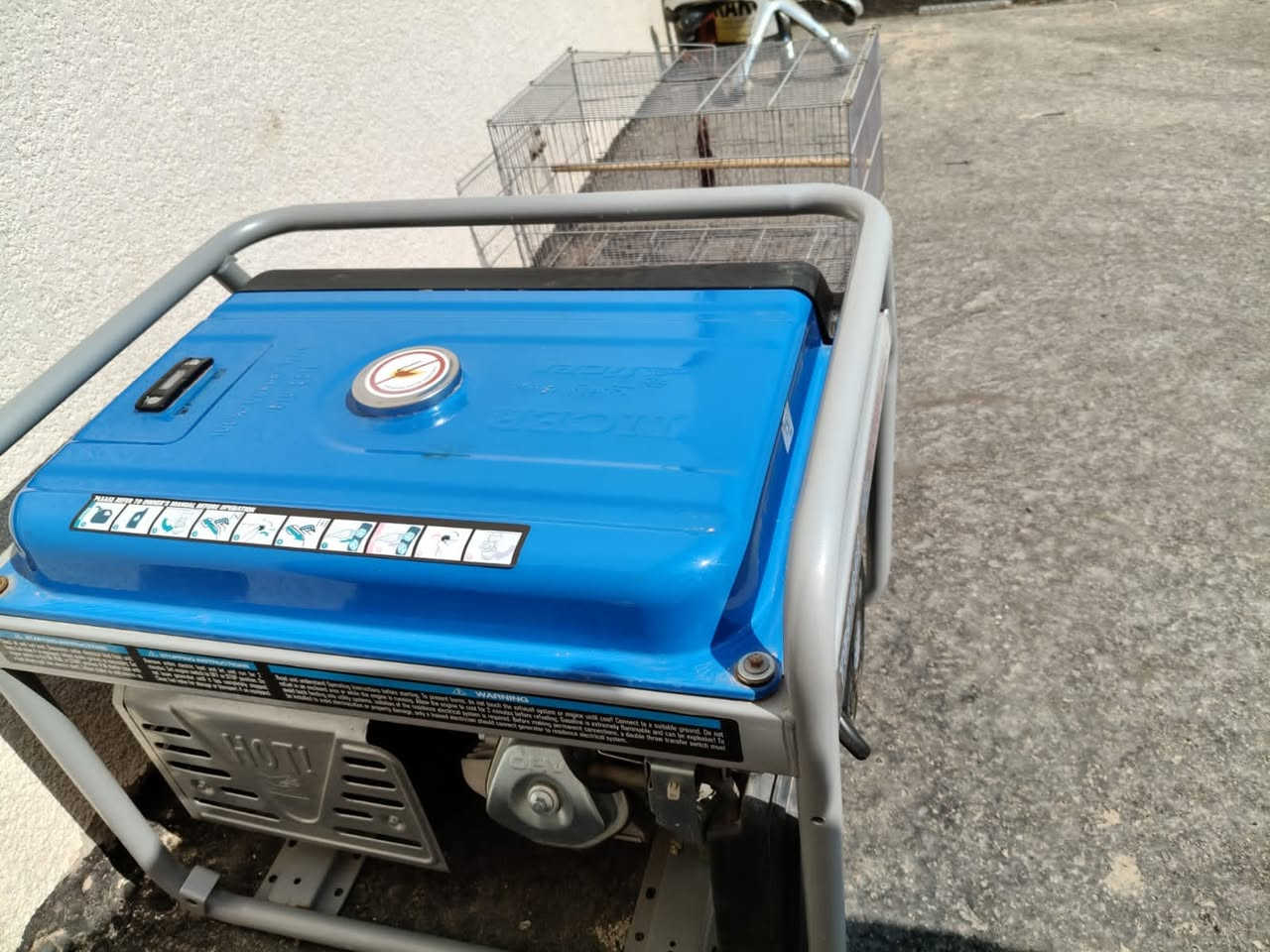 يوجد لدينا مولد ٥ كي في بنزين للبيع جديد
راس توليد نحاس ١٠٠/١٠٠
 راس توليد ١٤ سنتيمتر
نظافة المولدجيد جدا
شرط المحرك بلادي وشرط الشغل
العنوان تكريت حي العصري قرب مدرسة الخنساء 
*********** عمر 
ورشة الحكم لتصليح المولدات بانزين وكاز وبيع الئدوات الاحتياطيه
