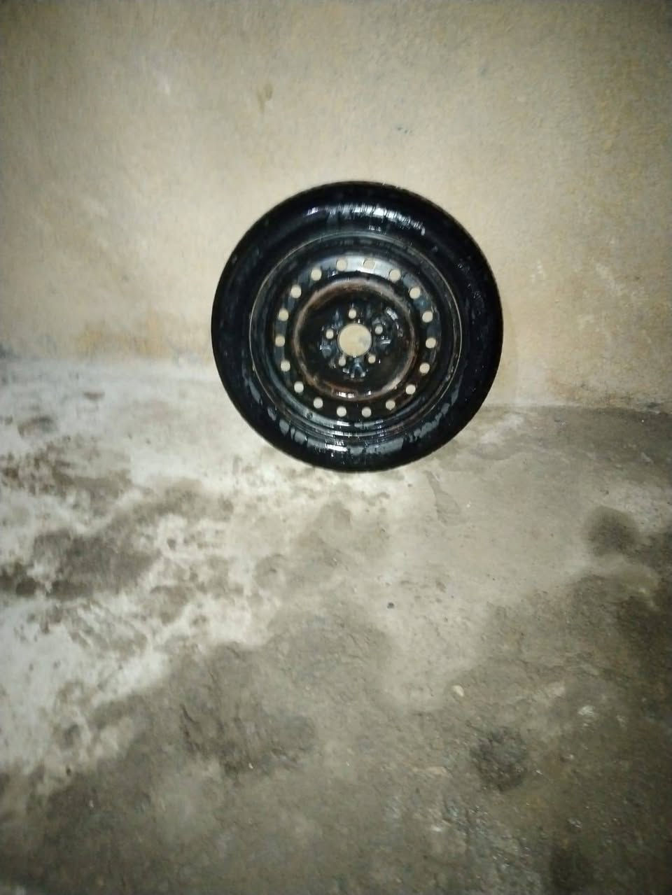 سبير طوارء الاصلي اليجي وي السيارة جانجر او يصير للوارد الأمريكي
الحجم 16 
وسبيرات ودبل تك تك مناسبات لد مال تكتك هذني كدامكم 
مكان كارضيه بيضاء قرب السيطره أتصل ***********
