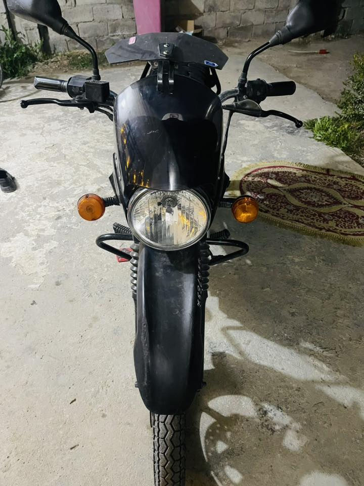 السلام عليكم عندي بوكسر موديل ٢٠٢٢ دراجة كلش نضيفة مكينة مبدل بس كلاجات  رقم نكليزي بسمي تحويل ثاني يوم السعر  مليونين ٢
و٣٠٠ الف 
رقمي ***********
